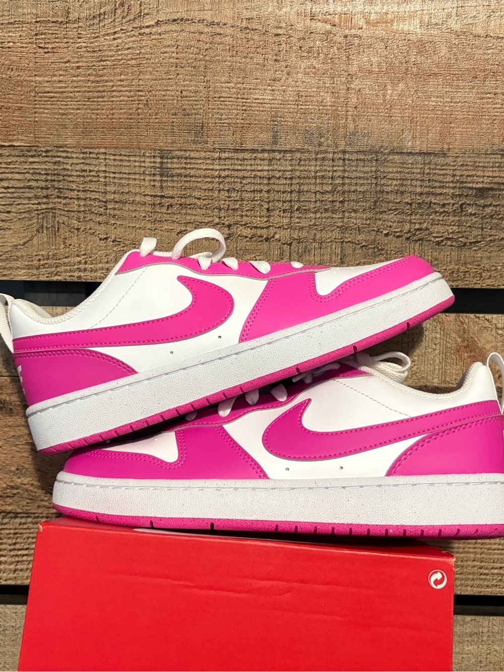 Nike Low-Dunks in White and Hot Pink